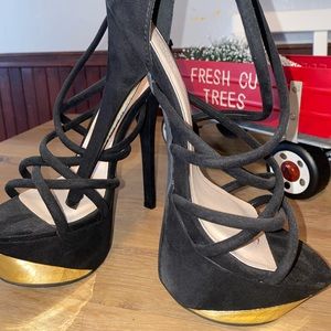 Size 8 heel with gold plating in the front, NEVER WORN